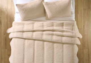 cream color comforter and pillow cases