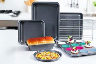 Lifestyle image of the Kikcoin Bakeware Set in kitchen setting