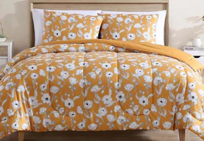 Hallmart Collectibles Bed-in-a-Bag Set