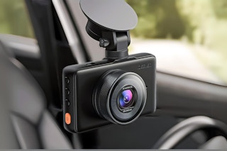 Lifestyle image iZeeker Dash Cam inside vehicle