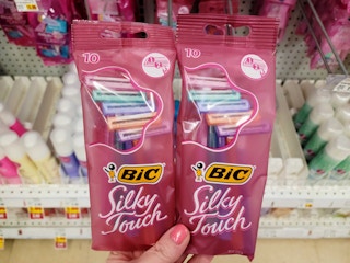 a hand holding bilk silky razors
