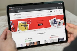 someone shopping on aliexpress