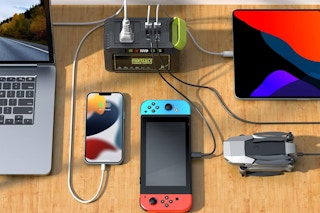 devices plugged into power bank
