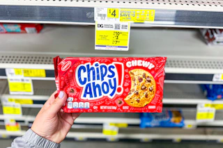 hand holding a pack of chips ahoy cookies