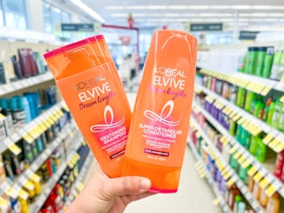 hand holding suave hair care