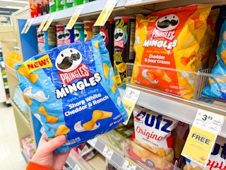 hand holding pringles mingles