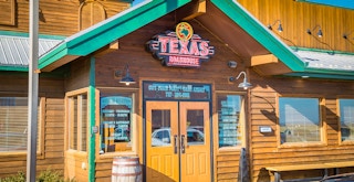 texas roadhouse restaurant exterior