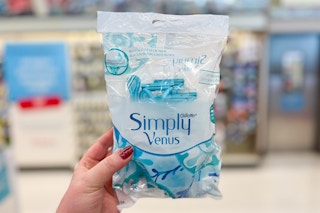 hand holding a pack of venus simply razors