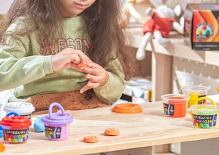 a kis playing with play dough