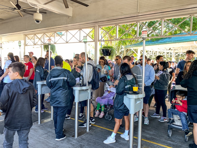 people lined up to gain entry to SeaWorld Orlando