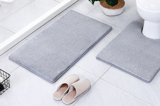 grey bathroom rug on floor