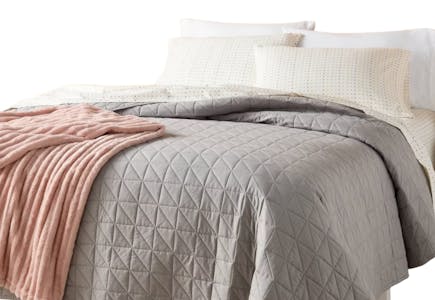 Room Essentials Quilt