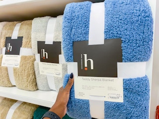 hand holding sherpa blanket