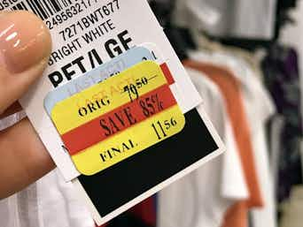 Round sale pricing labels can be used by apparel stores during 'off season'  to mark discounted products. - Use this label for products offered at 30%