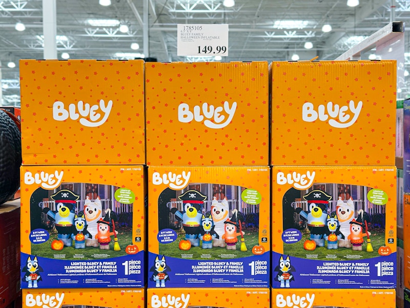 costco-bluey-family-halloween-inflatable-1