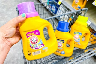 hand holding arm & hammer laundry detergent