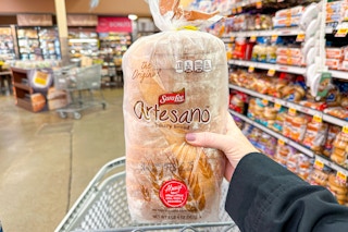 hand holding sara lee artesano bread