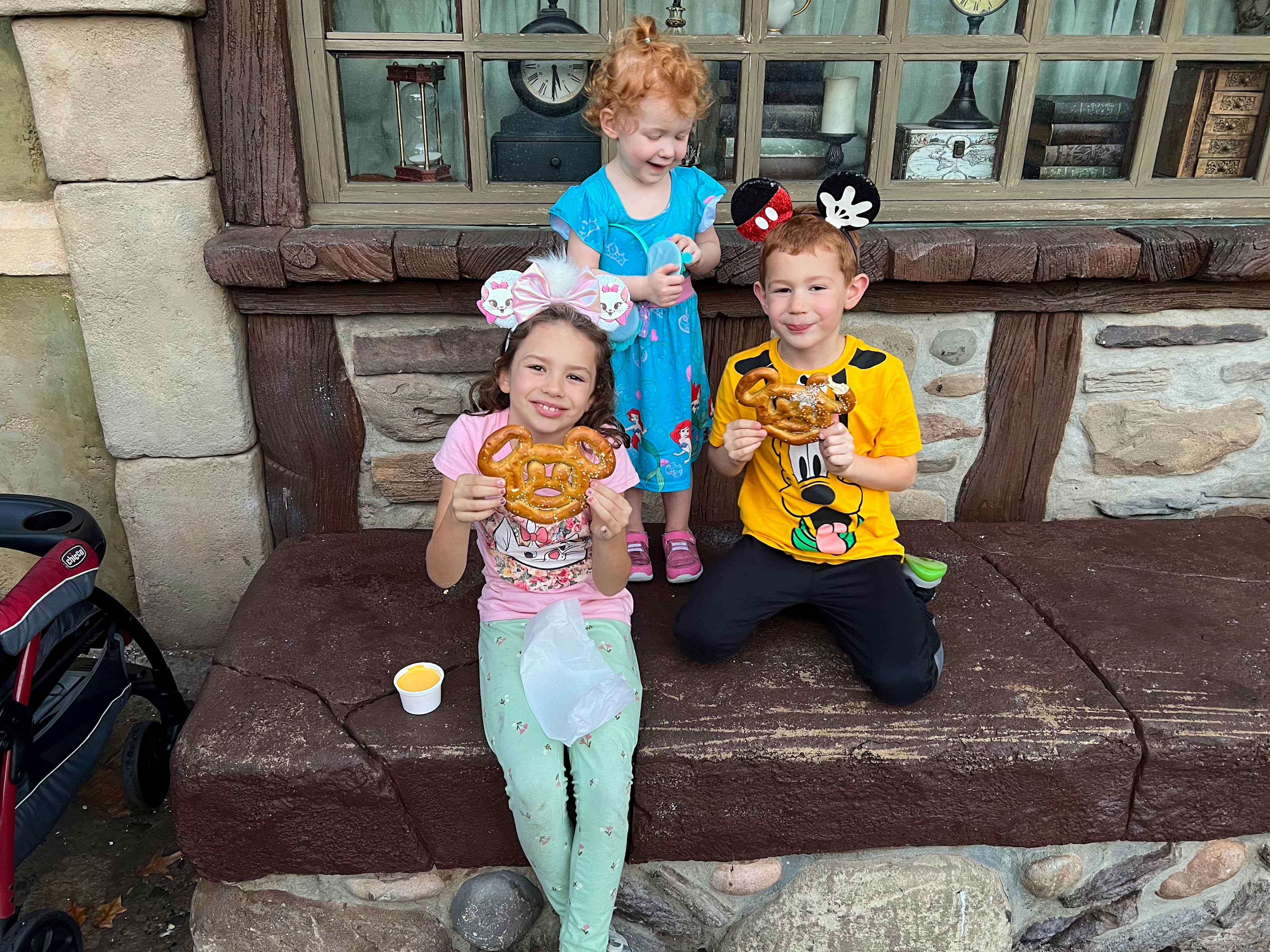 children eating food at Disney world