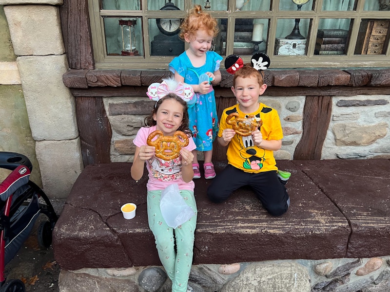 children eating food at Disney world