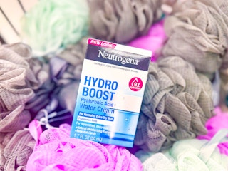 Neutrogena Hydro Boost Water Cream over shower loofhas