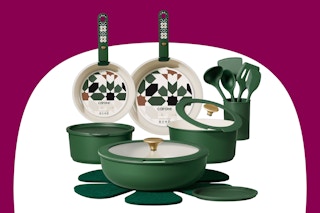 Stock photo of the Carote Cookware Set in the color green