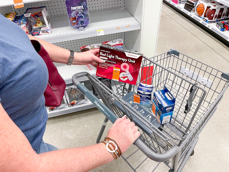 someone putting red light therapy unit in cart