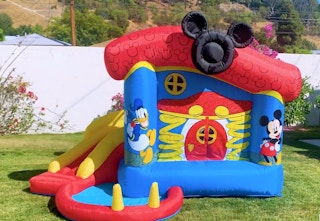 zulily-mickey-funhouse-bounce-house-2023-1