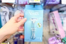 hand holding venus smooth razor pack