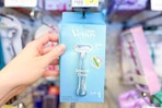 hand holding venus smooth razor pack