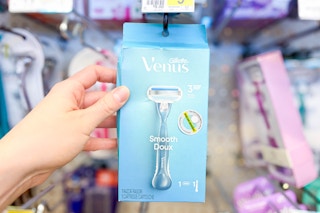 hand holding venus smooth razor pack