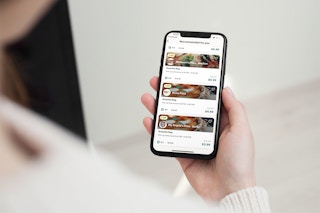 Person holding an Iphone