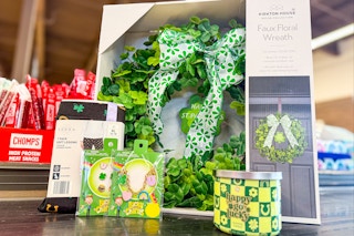 aldi-st-patricks-day-deal-021925-earrings-candle-wreath-leggings