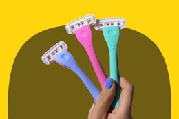 B0DGHVZPQK Billie Womens Razors - A hand holds a sky blue, bright pink, and seafoam green razor 