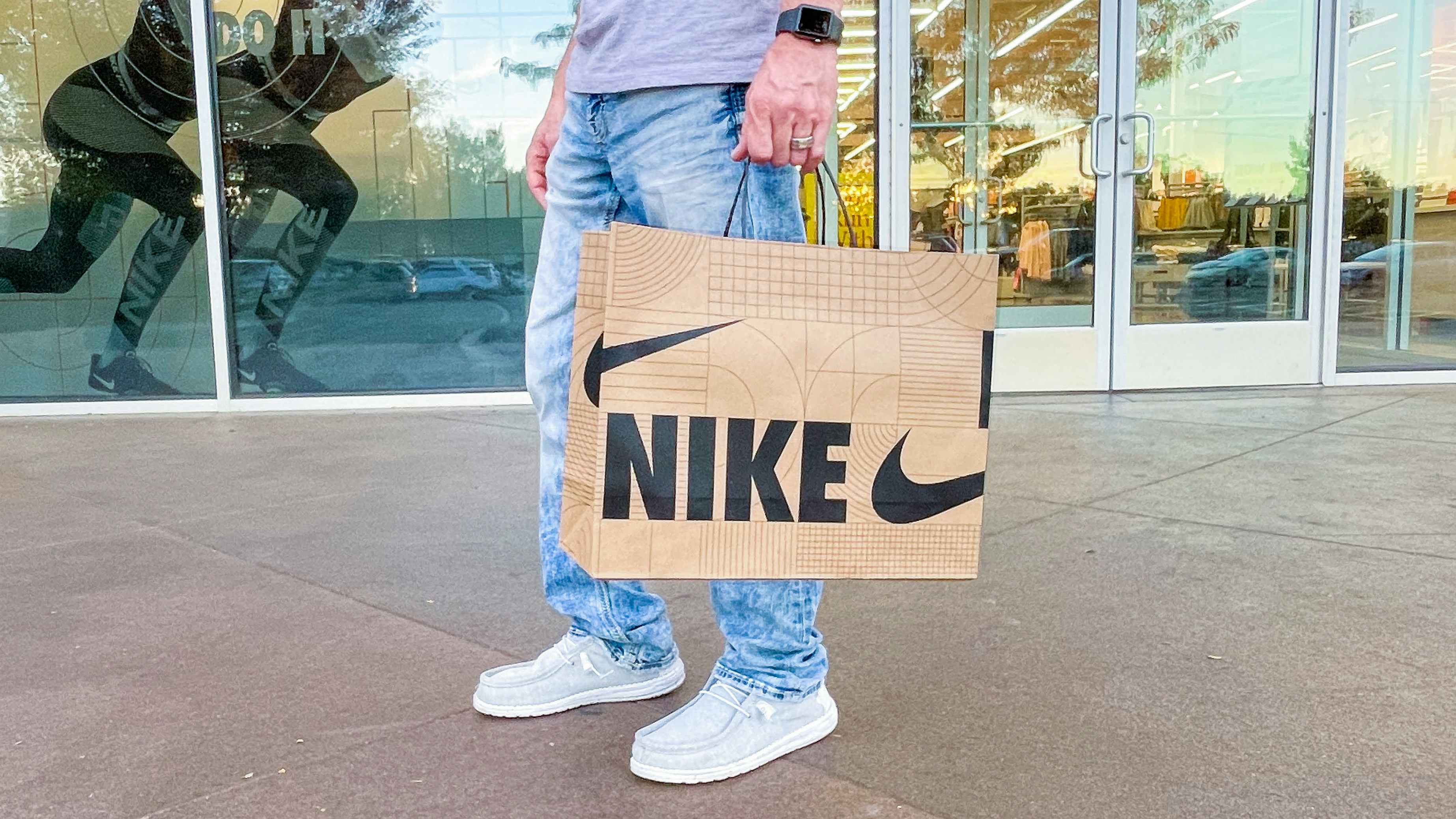 nike-store-front-shopping-guide-storefront-entrance-customer-bag-military-discount-online-order-pickup-black-friday-sale-return-featured-crop