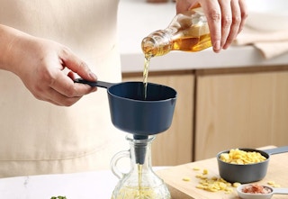 measuring cup used to measure oil