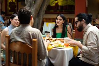 groupon-restauaunt-people-eating