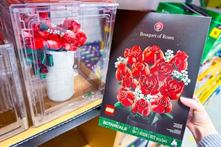 costco-lego-rose-bouquet-handheld