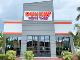 A Dunkin storefront during the day time in Florida.