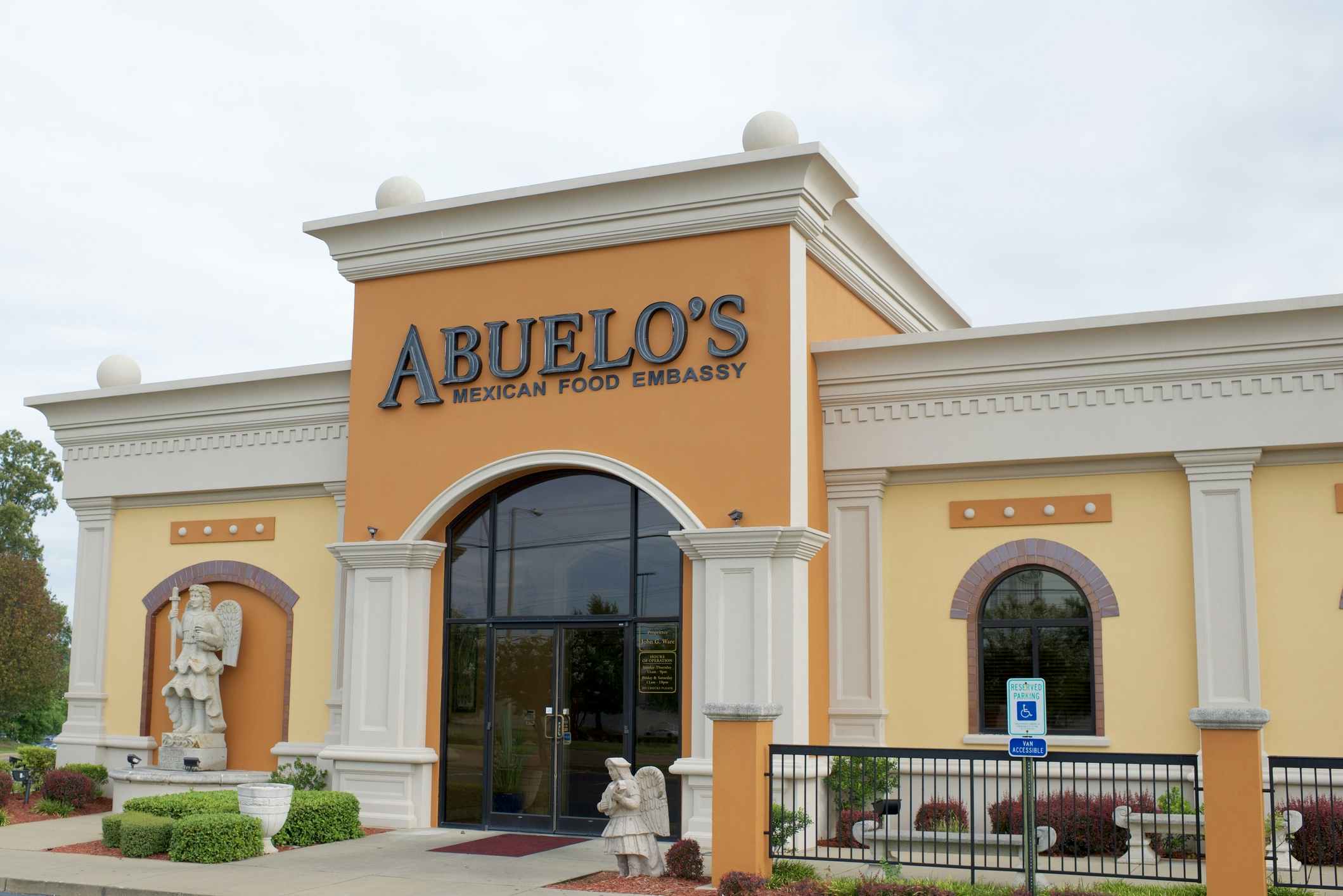 The outside of an Abuelo's restaurant