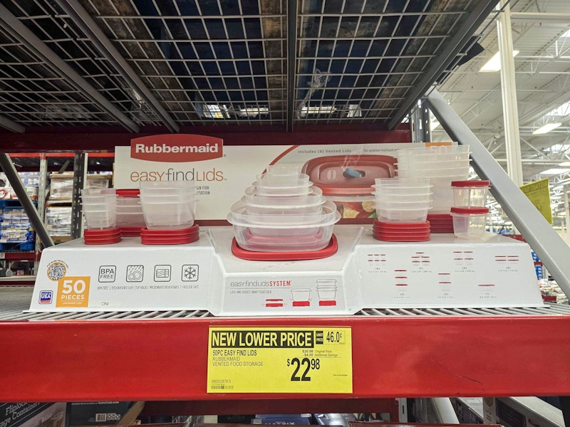 rubbermaid food storage set on display