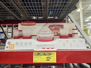 rubbermaid food storage set on display