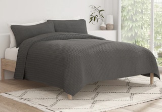 linens and hutch quilt set