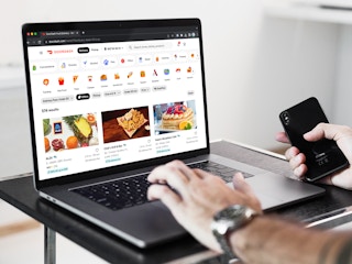 someone looking at offers on the doordash website for restaurants