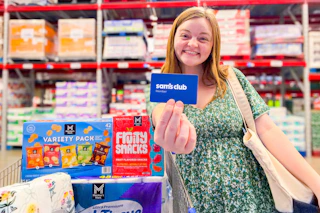 person holding sams club membership card
