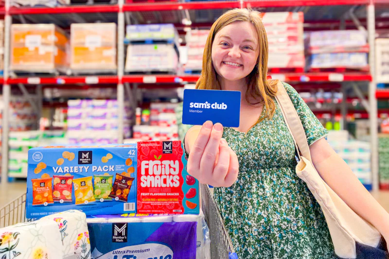 person holding sams club membership card