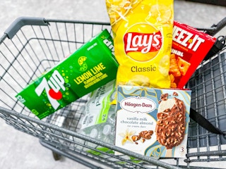 7up, lays chips, bottled water, cheez-its, and haagen dazs ice cream bars in a cart