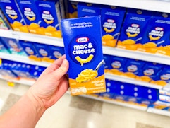 hand holding kraft mac & cheese box at walmart