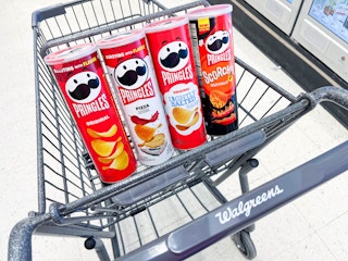 4 cans of Pringles inside shopping cart