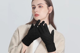 Woman wearing the black Tavaleu Winter Gloves.