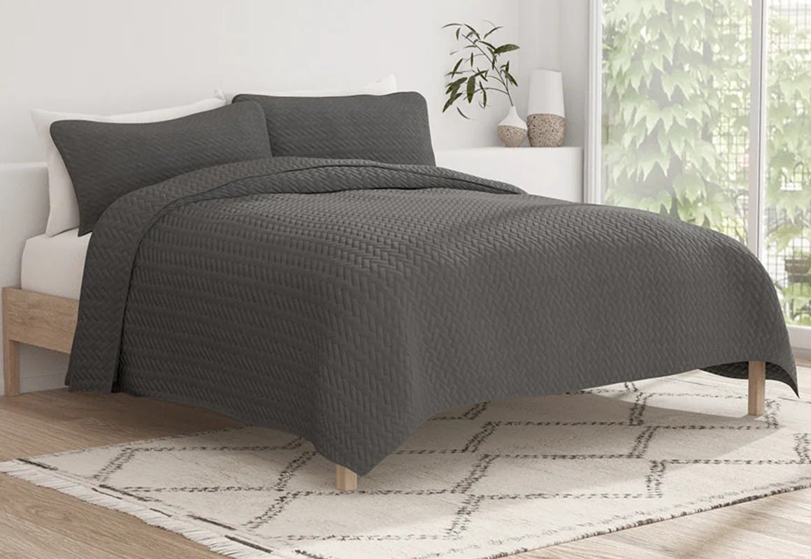 Linens & Hutch Solid Quilt Set